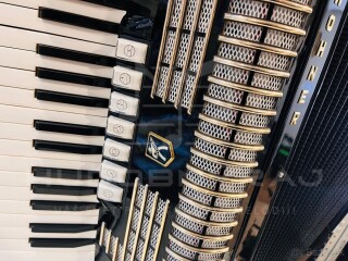 Akordeón Honer Verdi II- 96 basový- čiernej farby, červené mechy TOP ZVUK