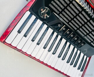 Nový akordeón BELTUNICA VIVALDI 80 basový- červenej farby