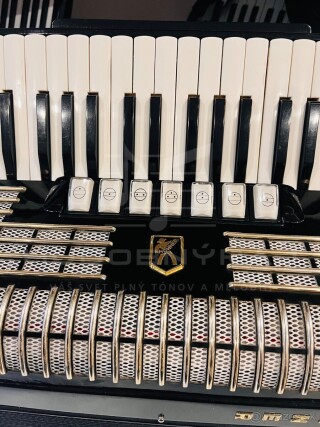 Akordeón Honer Verdi II- 96 basový- čiernej farby, červené mechy TOP ZVUK